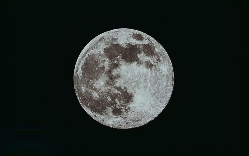 一张写满待办事项的白板特写，上面用不同颜色标注了专题名称与排期，旁边贴着几张便利贴