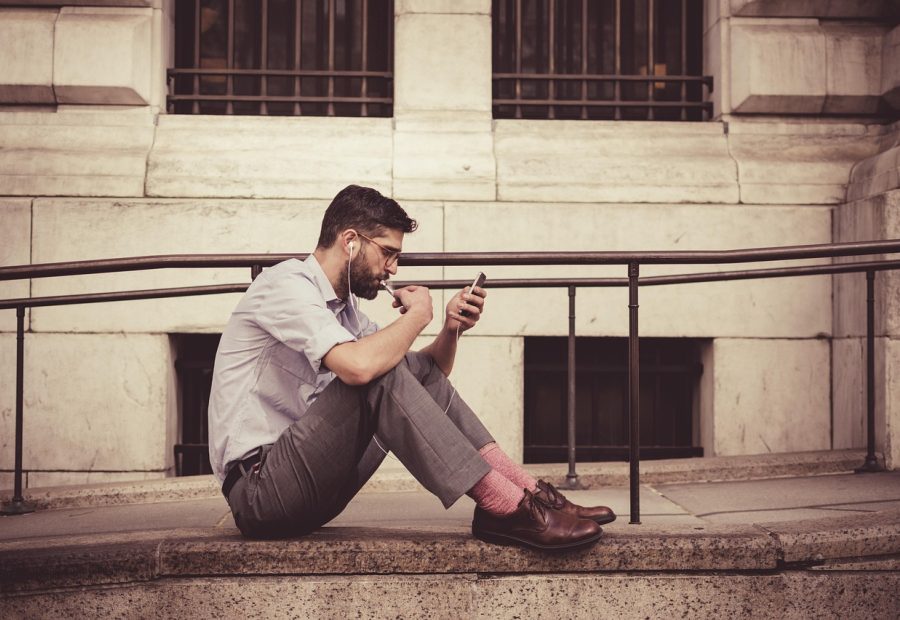 视频封面示意图，深紫色背景上放着一部亮屏的手机，旁边是剪辑时间轴的虚化轮廓