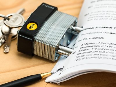 mm51 安全与合规编辑苏迟正在整理隐私提示文档，桌角放着写满注意事项的便签纸